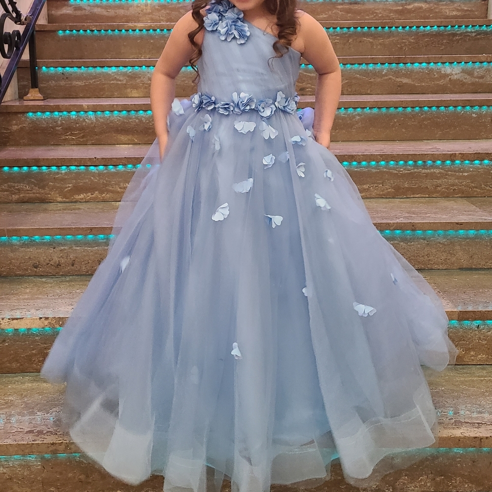 🤩Beautiful Girls Blue Gown perfect for a special occasion or photoshop
